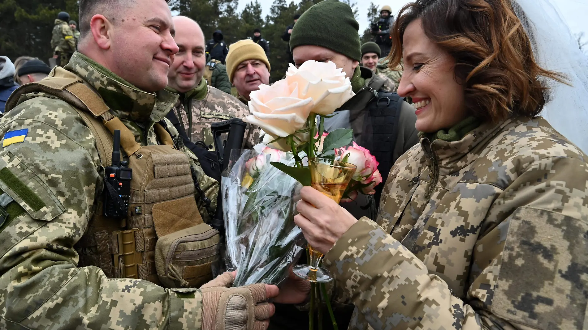 Así fue la boda entre dos integrantes de la resistencia ucraniana en plena ofensiva rusa